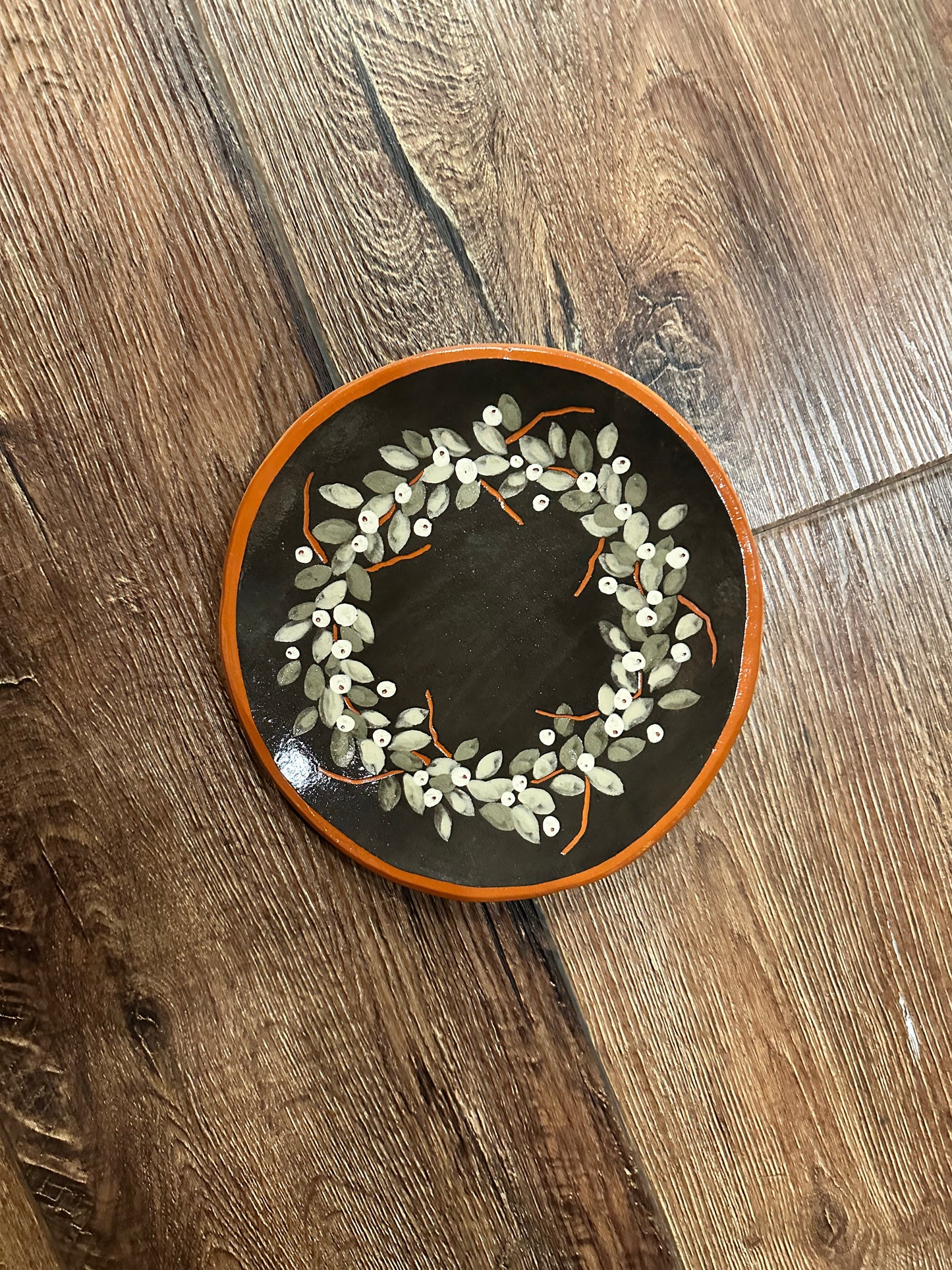 Red Oaks 8” Mistletoe Plate Winter