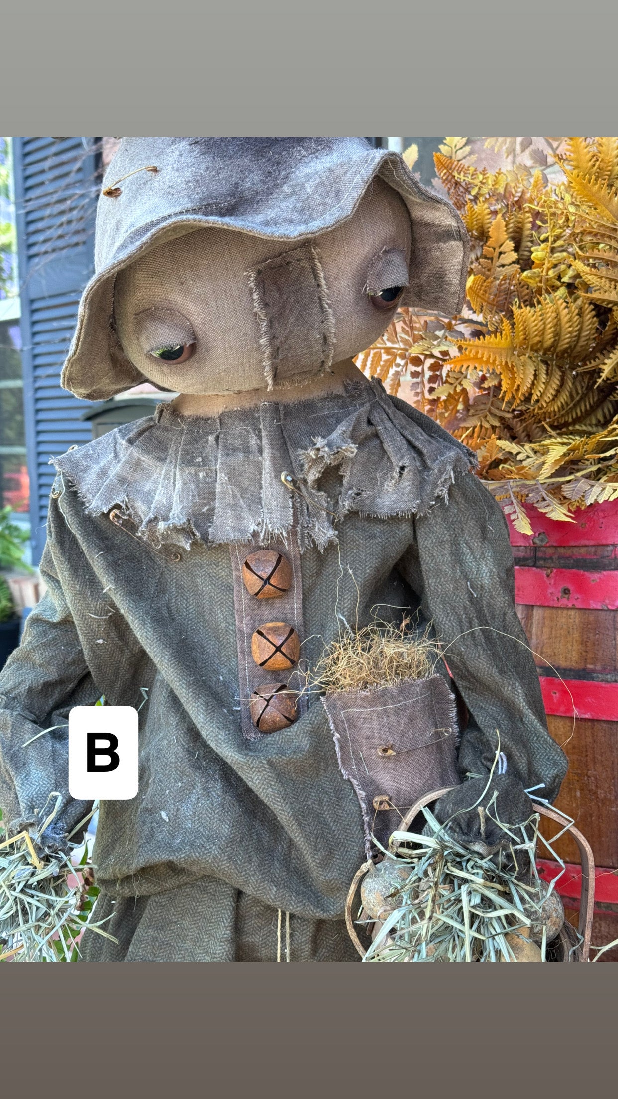 2 Chics Large Scarecrows