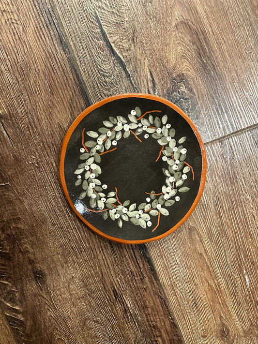 Red Oaks 8” Mistletoe Plate Winter